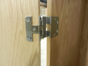 knuckle-hinge on door